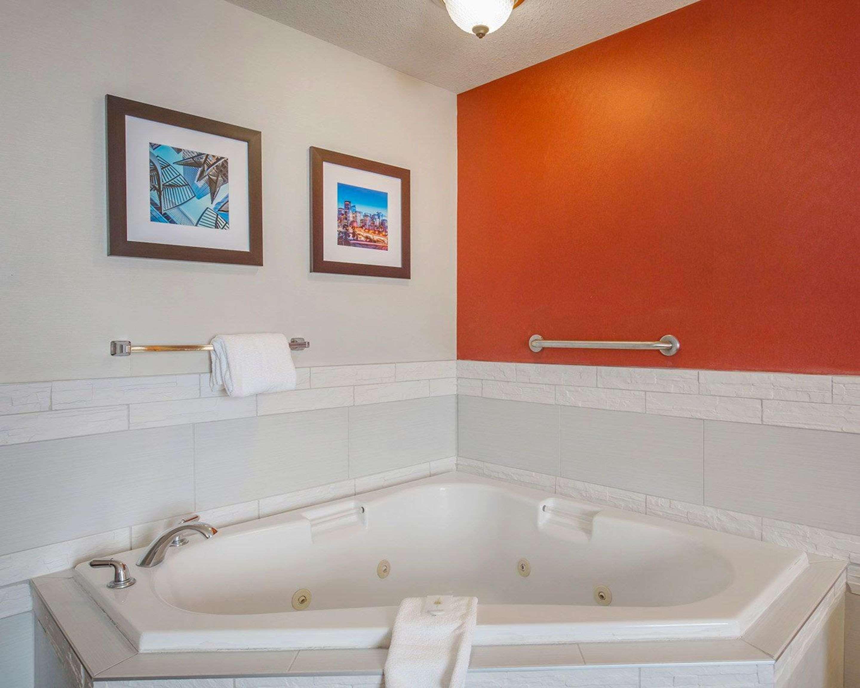 Comfort Inn & Suites University Calgary Bagian luar foto